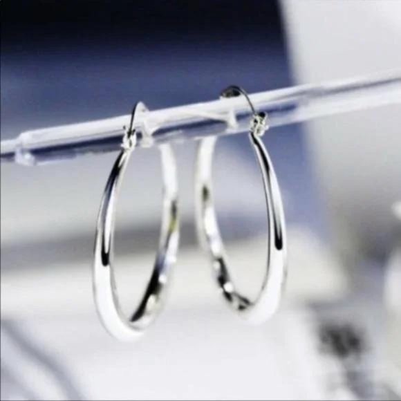 18K WHITE GOLD 1.5 ROUND HOOP EARRINGS, BEAUTIFUL EARRINGS, CUTE EARRINGS. - Picture 2 of 3